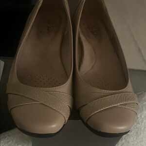 Life Stride Tan Women's Flats